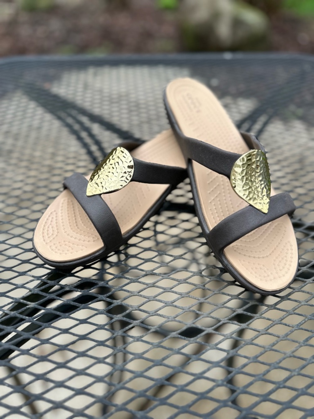 Crocs Sanrah Black Wedge Sandals with Hammered Gold Teardrop Accent Sz 10